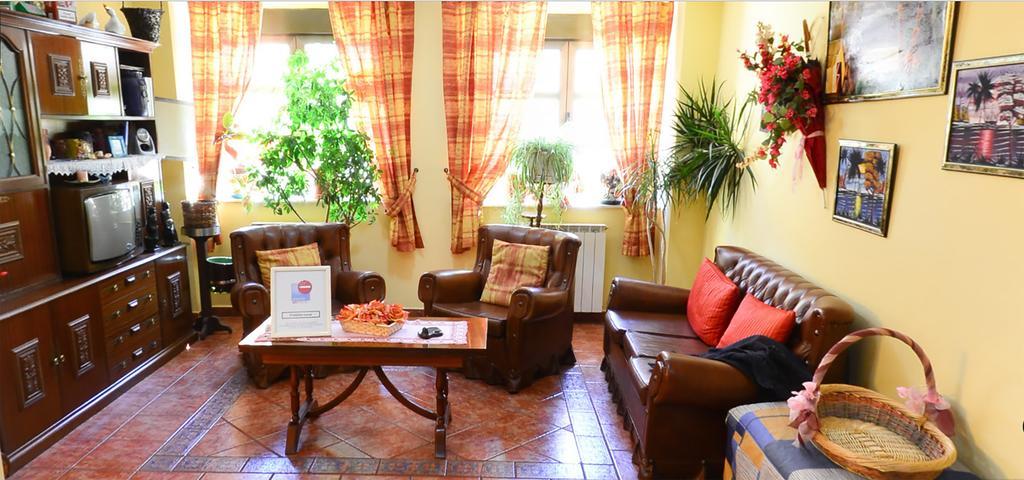 Отель Hostal Bar Stop Velilla del Rio Carrion Экстерьер фото