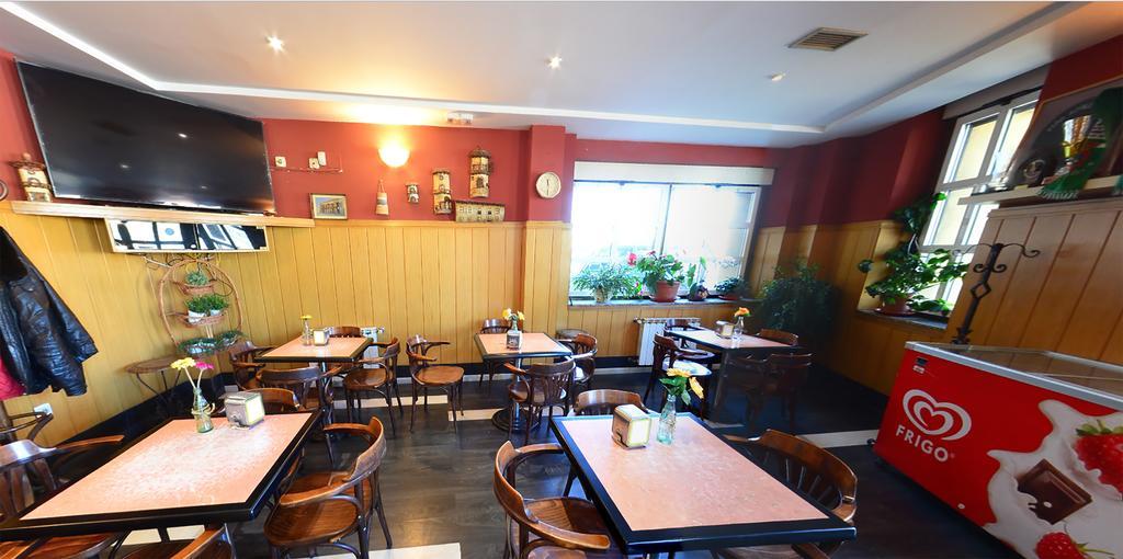 Отель Hostal Bar Stop Velilla del Rio Carrion Экстерьер фото