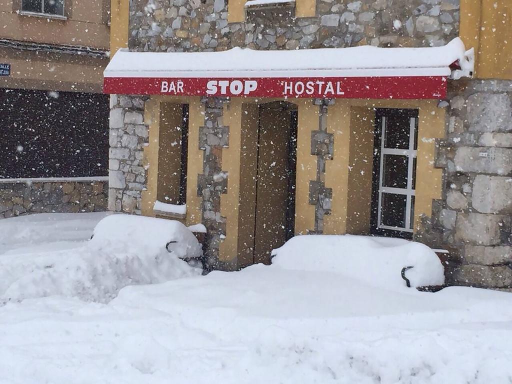 Отель Hostal Bar Stop Velilla del Rio Carrion Экстерьер фото